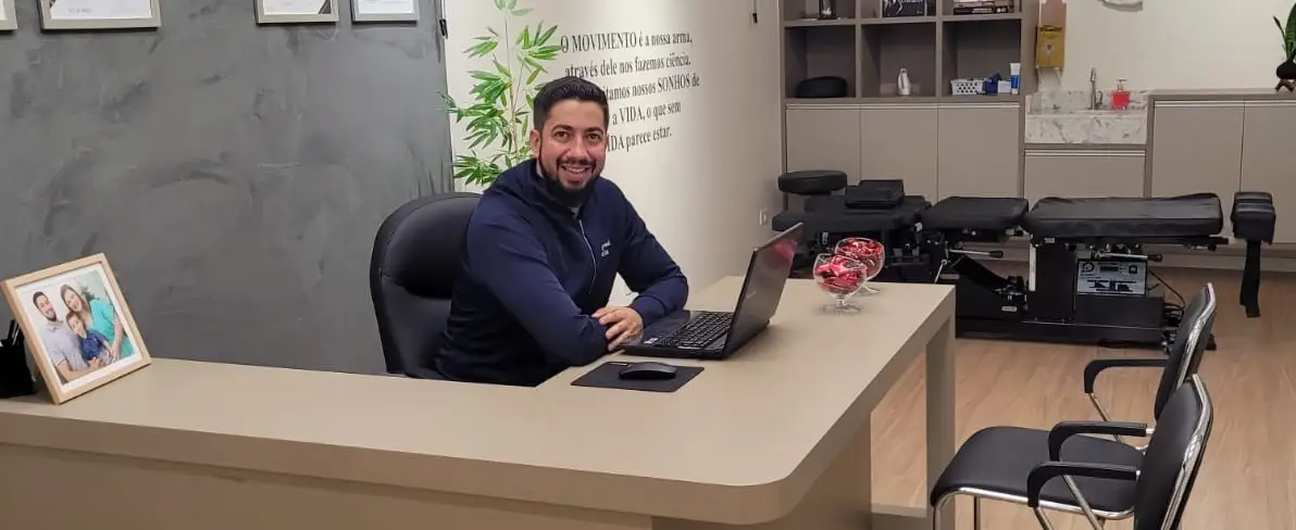 Interior da Clínica Barros — sala de atendimento e equipe