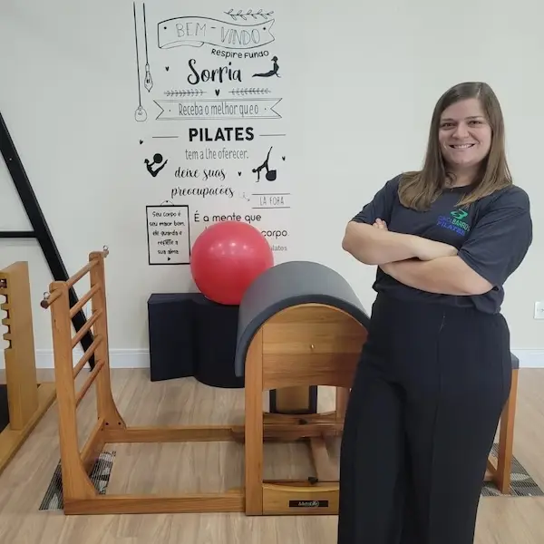 Dra. Camila Barros — Fisioterapeuta e especialista em Pilates